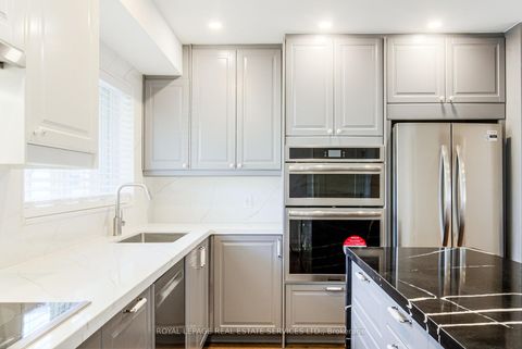 Photo 4 at 27 Poplar Crescent, Aurora Highlands, Aurora