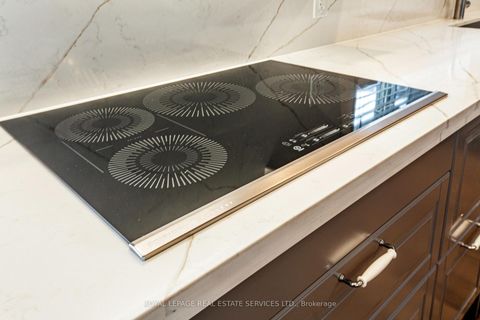 Photo 5 at 27 Poplar Crescent, Aurora Highlands, Aurora