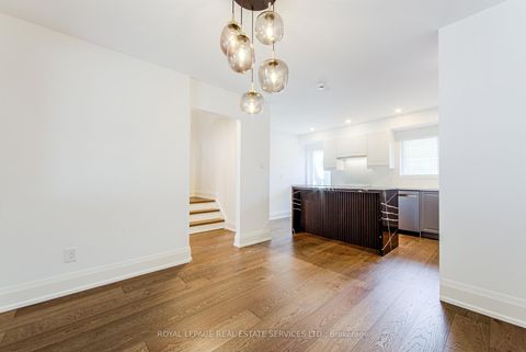 Photo 7 at 27 Poplar Crescent, Aurora Highlands, Aurora