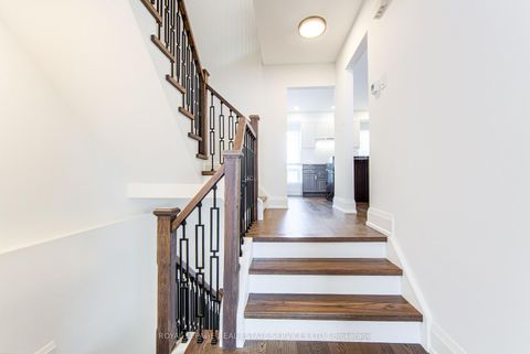 Photo 11 at 27 Poplar Crescent, Aurora Highlands, Aurora