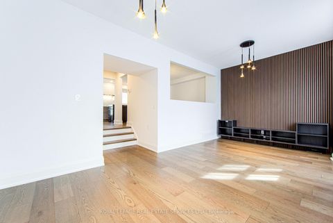 Photo 12 at 27 Poplar Crescent, Aurora Highlands, Aurora