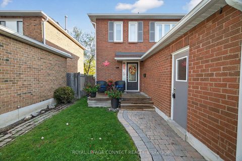 Photo 2 at 22 Crawford Rose Drive, Aurora Heights, Aurora