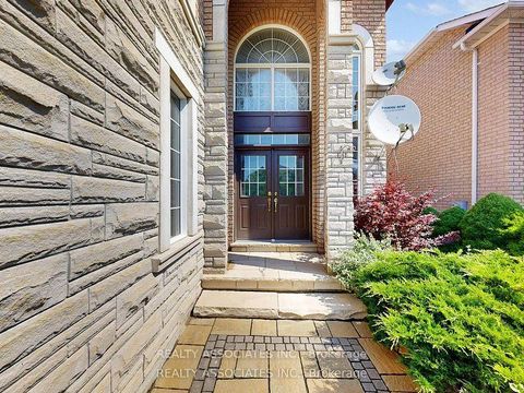 Photo 2 at 2 Lord Nelson Court, Rouge Woods, Richmond Hill