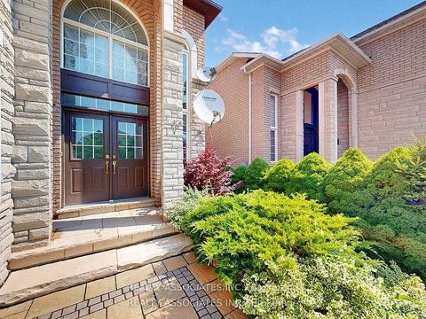 Photo 3 at 2 Lord Nelson Court, Rouge Woods, Richmond Hill