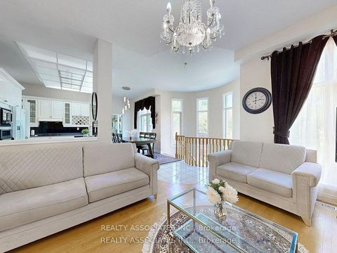 Photo 5 at 2 Lord Nelson Court, Rouge Woods, Richmond Hill