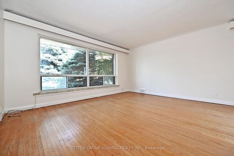 Photo 7 at 19 Skipton Court, CFB, Toronto