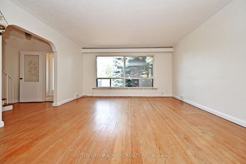 Photo 8 at 19 Skipton Court, CFB, Toronto