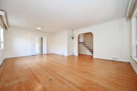 Photo 11 at 19 Skipton Court, CFB, Toronto