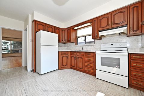 Photo 13 at 19 Skipton Court, CFB, Toronto