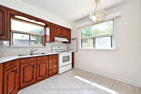 Photo 14 at 19 Skipton Court, CFB, Toronto