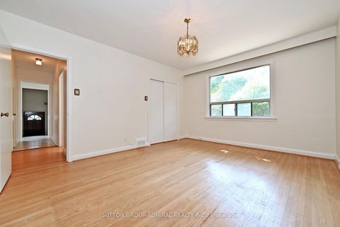 Photo 15 at 19 Skipton Court, CFB, Toronto