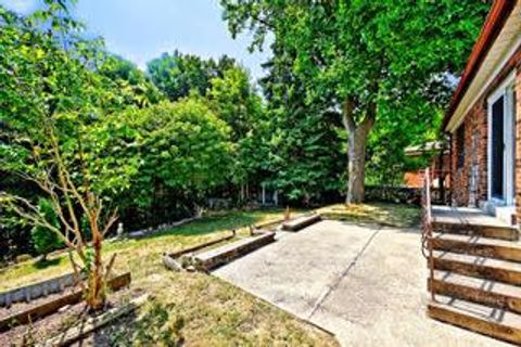 Photo 31 at 19 Skipton Court, CFB, Toronto