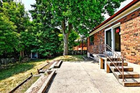 Photo 32 at 19 Skipton Court, CFB, Toronto