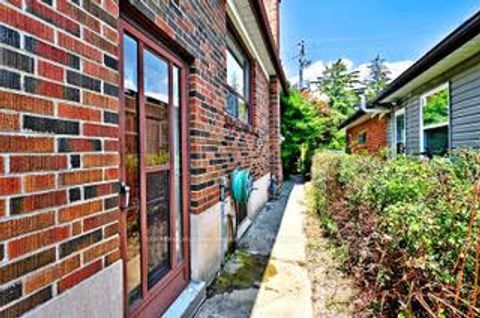 Photo 33 at 19 Skipton Court, CFB, Toronto