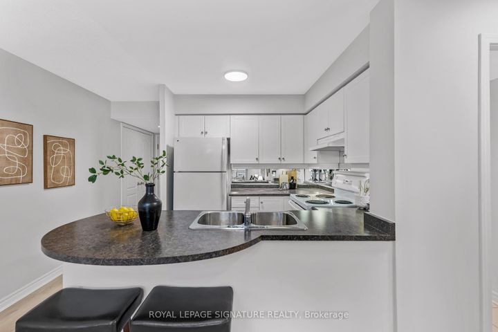 Photo 11 at 802 - 8 Rean Drive, Bayview Village, Toronto