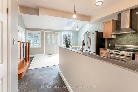 Photo 3 at 37 Lavinia Avenue, Swansea, Toronto