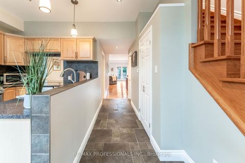 Photo 7 at 37 Lavinia Avenue, Swansea, Toronto