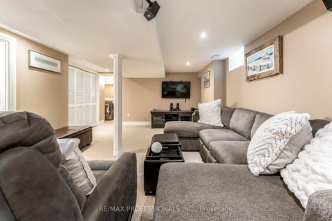 Photo 33 at 37 Lavinia Avenue, Swansea, Toronto