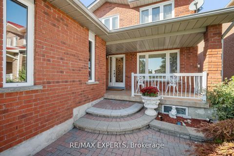 Photo 2 at 118 Chancellor Drive, East Woodbridge, Vaughan