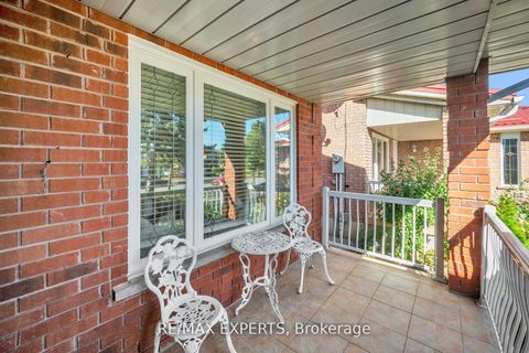 Photo 3 at 118 Chancellor Drive, East Woodbridge, Vaughan