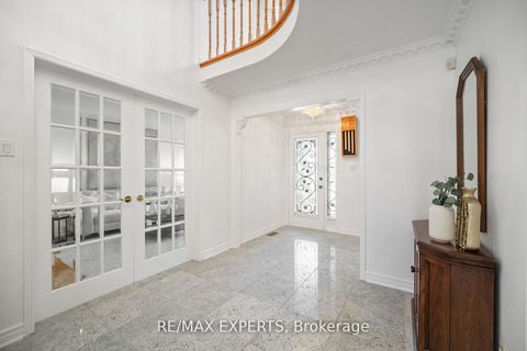 Photo 5 at 118 Chancellor Drive, East Woodbridge, Vaughan