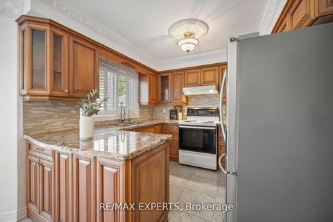 Photo 12 at 118 Chancellor Drive, East Woodbridge, Vaughan