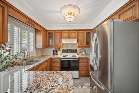 Photo 13 at 118 Chancellor Drive, East Woodbridge, Vaughan