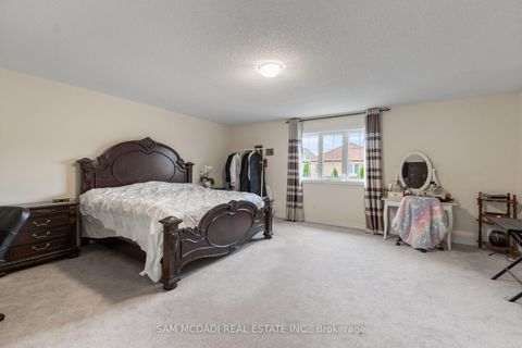 Photo 12 at 30 Zachary Place, Vellore Village, Vaughan