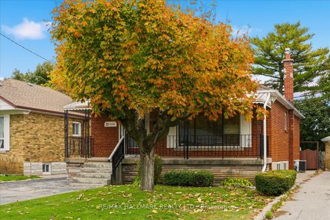 Photo 2 at 21 Silvio Avenue, Birchmount, Toronto