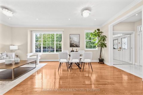 Photo 5 at 7 Delphinium Avenue, Oak Ridges Lake Wilcox, Richmond Hill