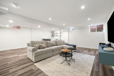 Photo 33 at 20b Leafield Street, L'Amoreaux, Toronto