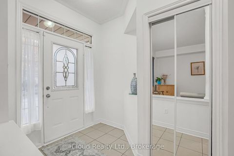 Photo 5 at 18 Daiseyfield Crescent, Vellore Village, Vaughan