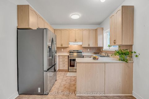Photo 14 at 18 Daiseyfield Crescent, Vellore Village, Vaughan
