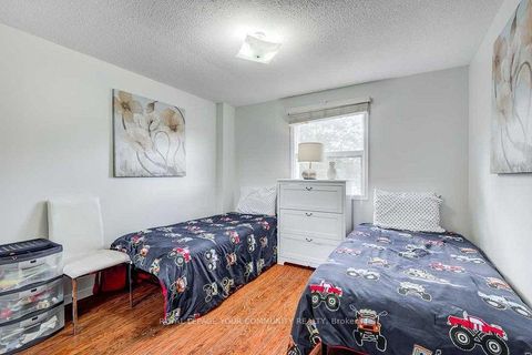 Photo 8 at 98 York Hill Boulevard, Yorkhill, Vaughan