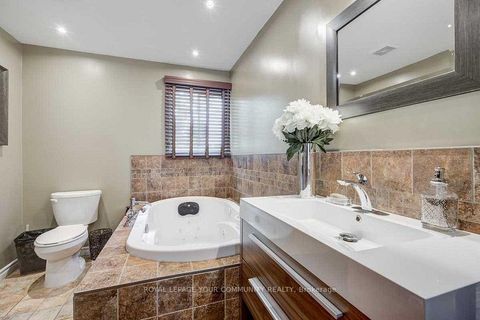 Photo 12 at 98 York Hill Boulevard, Yorkhill, Vaughan