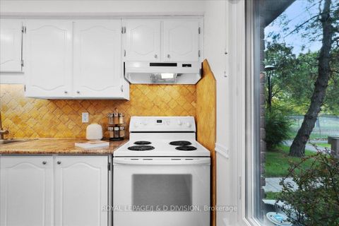 Photo 4 at 61 - 189 Springhead Gardens, North Richvale, Richmond Hill