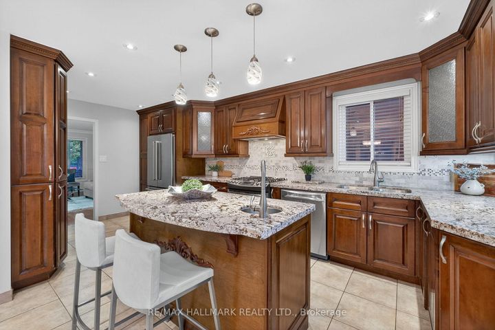 Photo 14 at 101 Embassy Drive, East Woodbridge, Vaughan