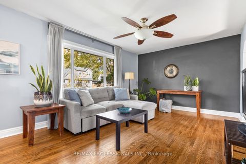 Photo 2 at 19 Mitcham Drive, Alderwood, Toronto