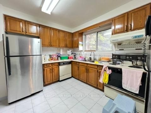 Photo 8 at 53 Lloydminster Crescent, Newtonbrook East, Toronto