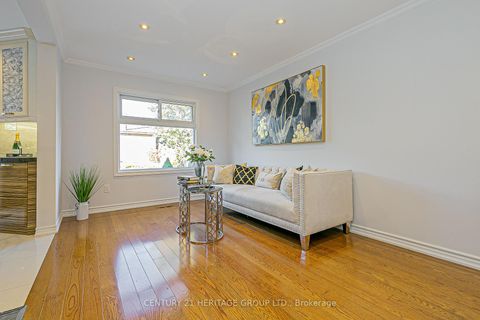 Photo 4 at 32 Mountfield Crescent, Brownridge, Vaughan