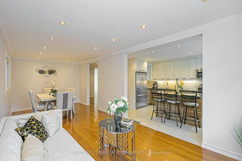 Photo 5 at 32 Mountfield Crescent, Brownridge, Vaughan