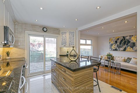 Photo 8 at 32 Mountfield Crescent, Brownridge, Vaughan