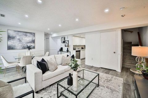 Photo 3 at 1036 - 75 Weldrick Road E, Observatory, Richmond Hill