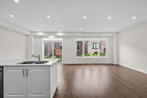 Photo 7 at 11 Phoenix Boulevard, Rural Barrie Southeast, Barrie