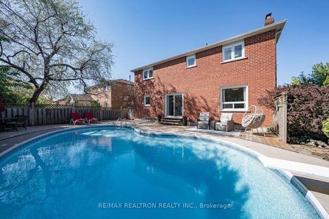 Photo 7 at 221 Old Orchard Circle, WC Wedgewood Creek, Oakville