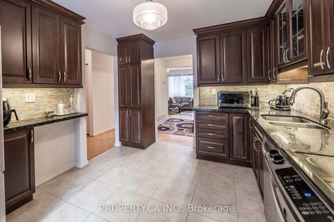 Photo 5 at 23 - 40 Castle Rock Drive, North Richvale, Richmond Hill