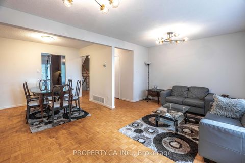 Photo 10 at 23 - 40 Castle Rock Drive, North Richvale, Richmond Hill