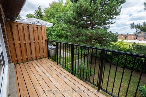 Photo 12 at 23 - 40 Castle Rock Drive, North Richvale, Richmond Hill