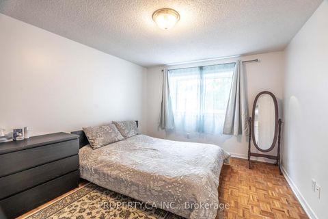 Photo 16 at 23 - 40 Castle Rock Drive, North Richvale, Richmond Hill