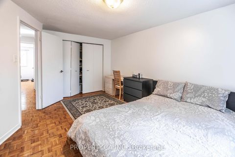 Photo 17 at 23 - 40 Castle Rock Drive, North Richvale, Richmond Hill
